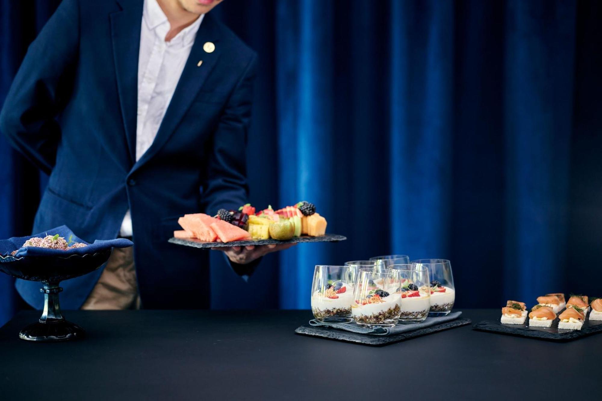 Midnight Hotel, Autograph Collection Канберра Экстерьер фото A butler serving food